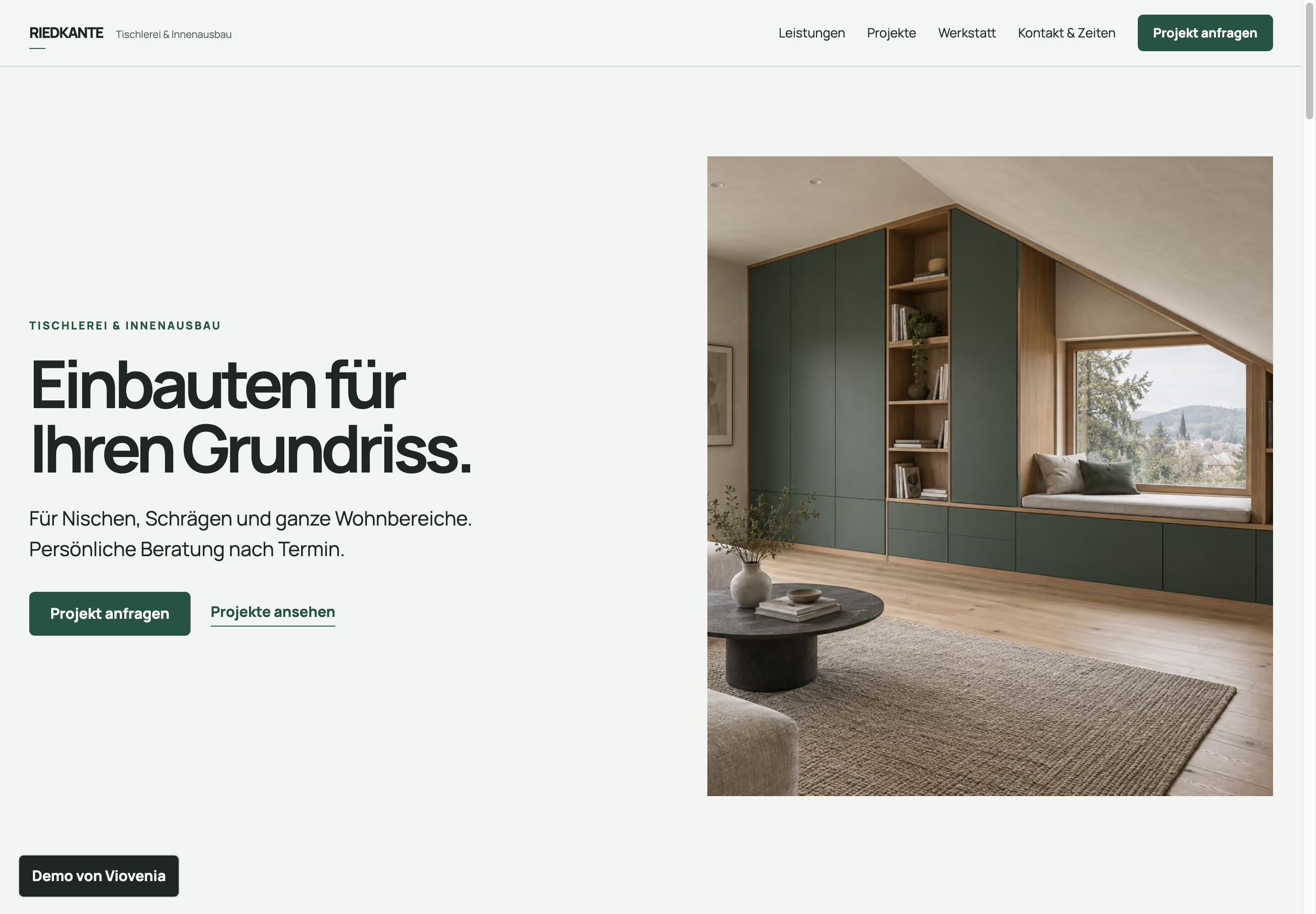 RIEDKANTE-Demo: Website einer Tischlerei mit einem grünen Einbauschrank unter einer Dachschräge und direkter Projektanfrage.